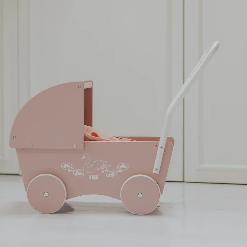 KREA ⎸ Dukkevogn i tr� - Rosa (55 cm) 