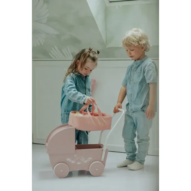 KREA ⎸ Dukke i lift, med dyne og pude - 28 cm. 