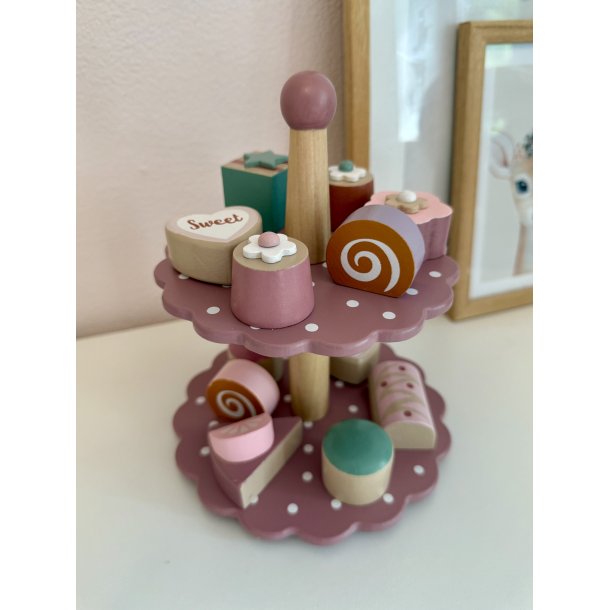 Kagefad i tr� - lyser�d med 12 sm� kager