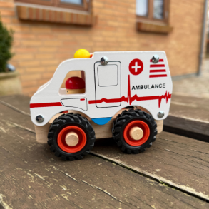 Magni ⎸ Ambulance i tr� med gummihjul, FSC 100%