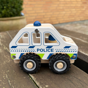 Magni ⎸ Politibil i tr� med gummihjul, FSC 100%