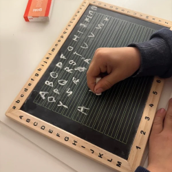 Goki &#9144; Tavle i tr med tal og bogstaver - inkl. kridt og svamp