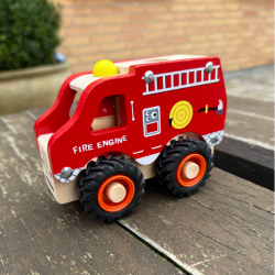 Magni ⎸ Brandbil i tr� med gummihjul, FSC 100%