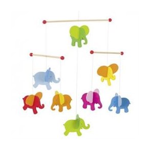 Baby uro i tr med farverige elefanter
